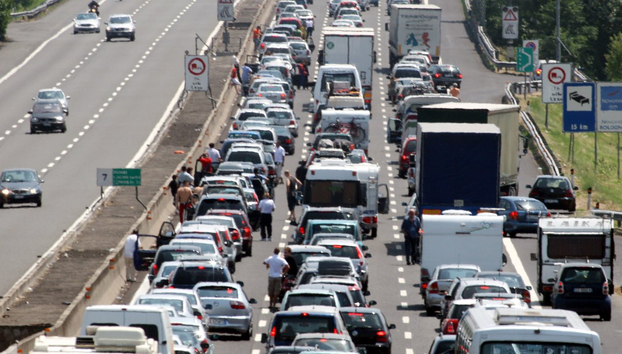 https://wips.plug.it/cips/notizie.virgilio.it/cms/2025/07/esodo-estivo-traffico.jpg