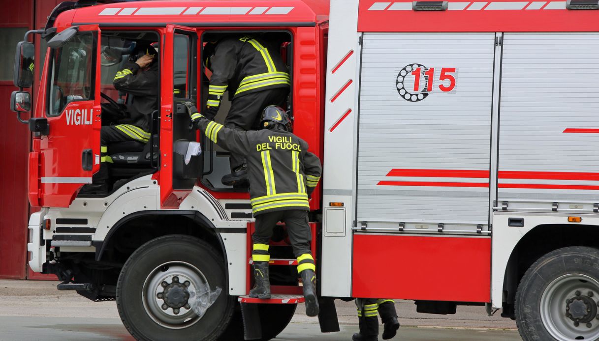 https://wips.plug.it/cips/notizie.virgilio.it/cms/2025/07/esplosione-collegno-torino.jpg