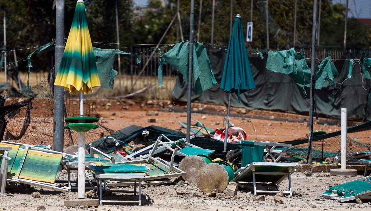 Esplosione nel distributore di benzina a Roma vicino al centro estivo, bimbi evacuati: poteva essere strage Esplosione nel distributore di benzina a Roma vicino al centro estivo, bimbi evacuati: poteva essere strage