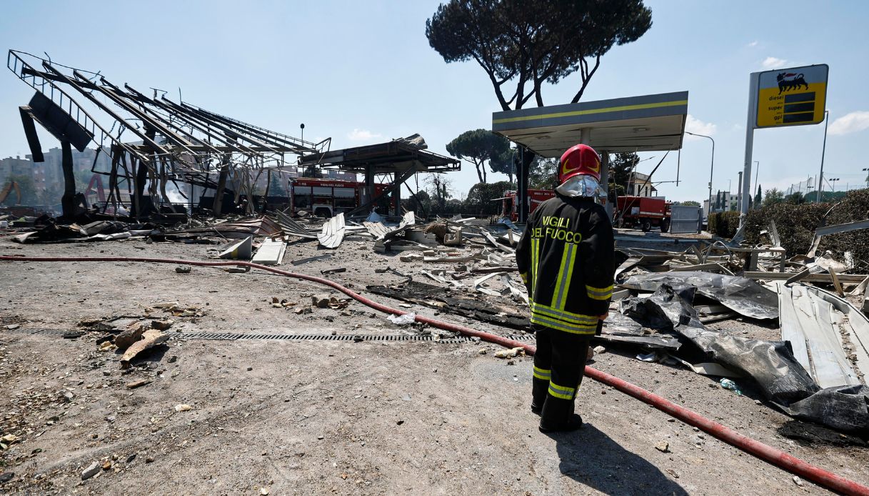 https://wips.plug.it/cips/notizie.virgilio.it/cms/2025/07/esplosione-distributore-benzina-roma-maturita.jpg