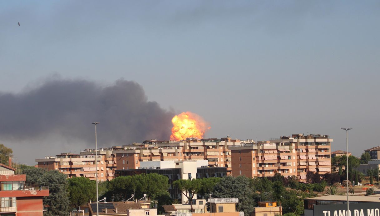 Esplosione in distributore di benzina a Roma e gente in fuga dalle case, testimoni: "Sembrava una bomba" Esplosione in distributore di benzina a Roma e gente in fuga dalle case, testimoni: "Sembrava una bomba"