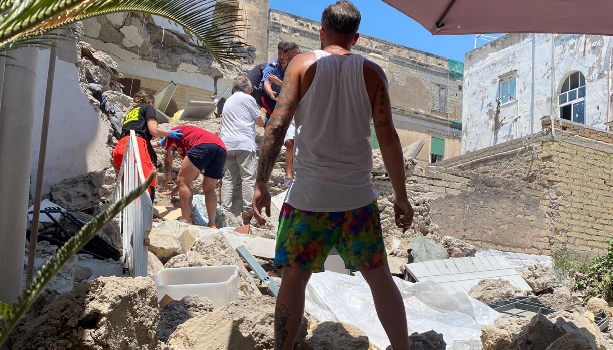Esplosione a Torre del Greco, palazzina crolla dopo la fuga di gas dalla bombola: si scava tra le macerie