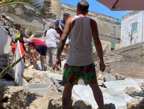 Esplosione a Torre del Greco, palazzina crolla dopo la fuga di gas dalla bombola: si scava tra le macerie