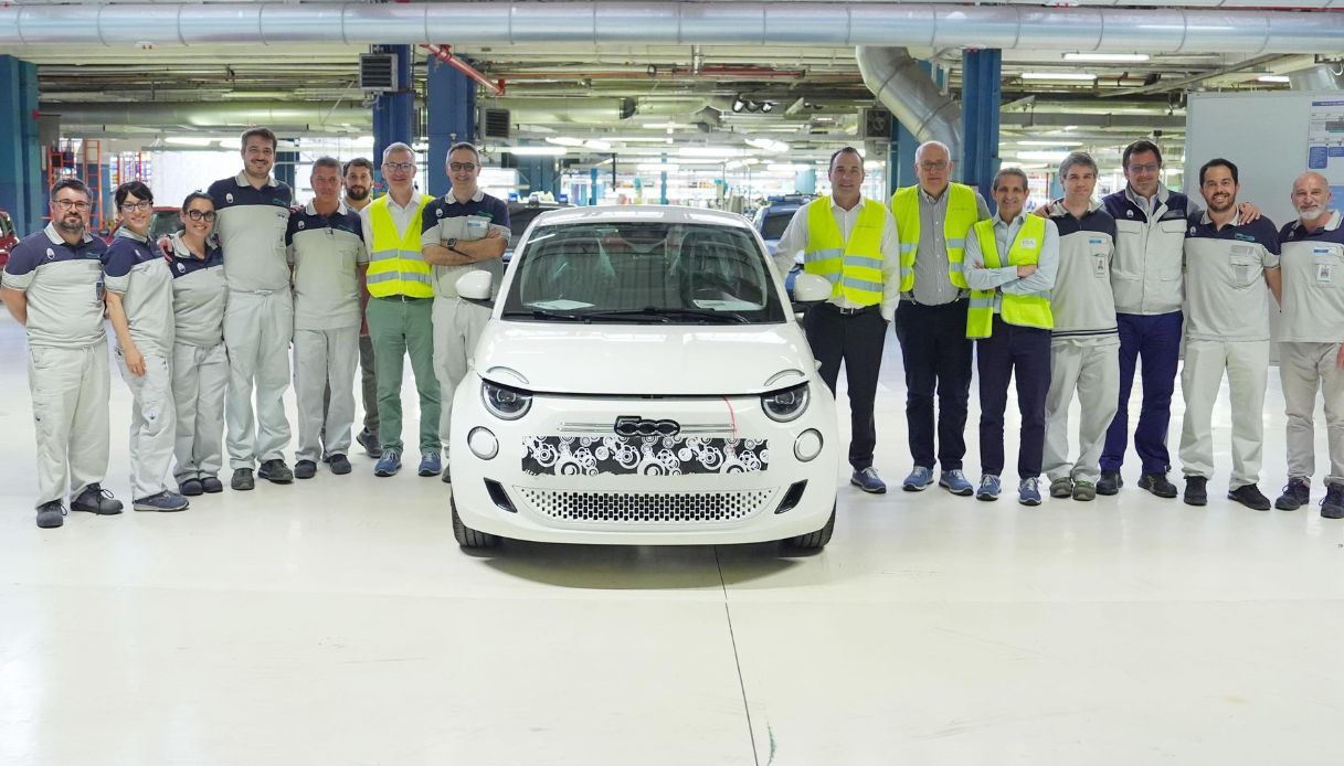 https://wips.plug.it/cips/notizie.virgilio.it/cms/2025/07/fiat-500-ibrida-mirafiori.jpg