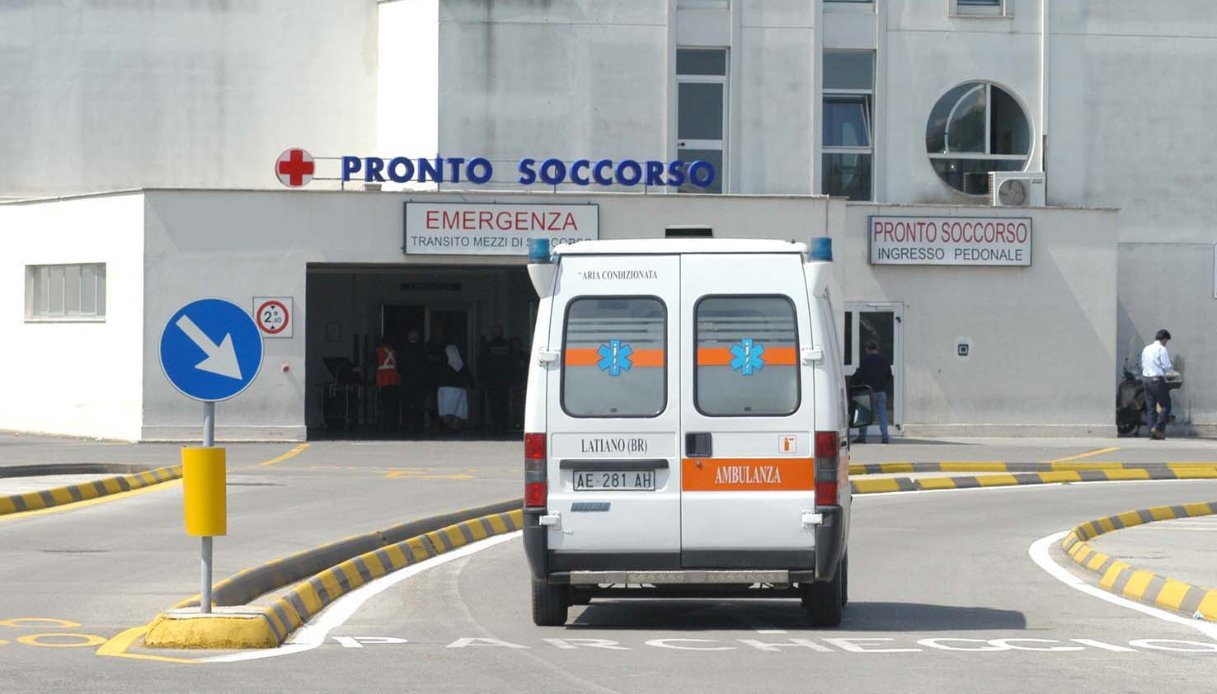 Francesco Carone morto a Brindisi dopo la caduta dal balcone di casa, un pannello in plexiglas avrebbe ceduto Francesco Carone morto a Brindisi dopo la caduta dal balcone di casa, un pannello in plexiglas avrebbe ceduto