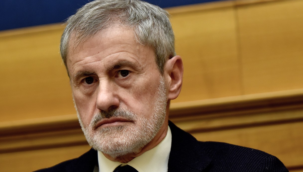 https://wips.plug.it/cips/notizie.virgilio.it/cms/2025/07/gianni-alemanno.jpg