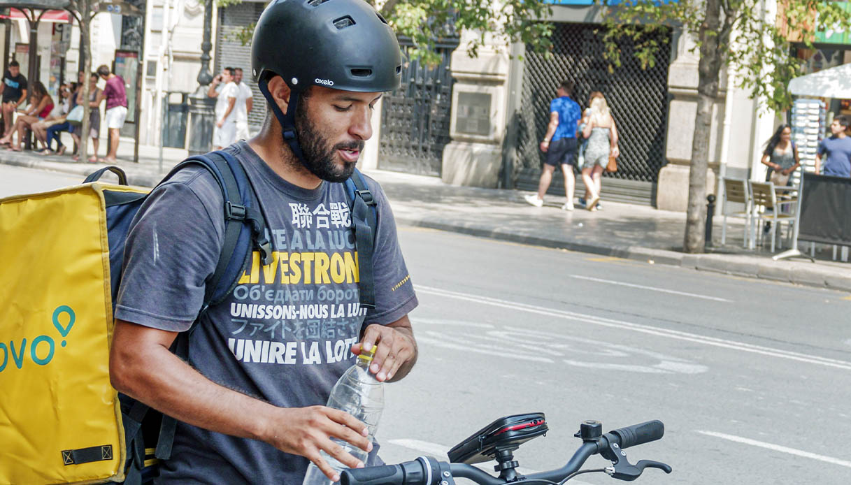 https://wips.plug.it/cips/notizie.virgilio.it/cms/2025/07/glovo-bonus-caldo-rider-cgil.jpg