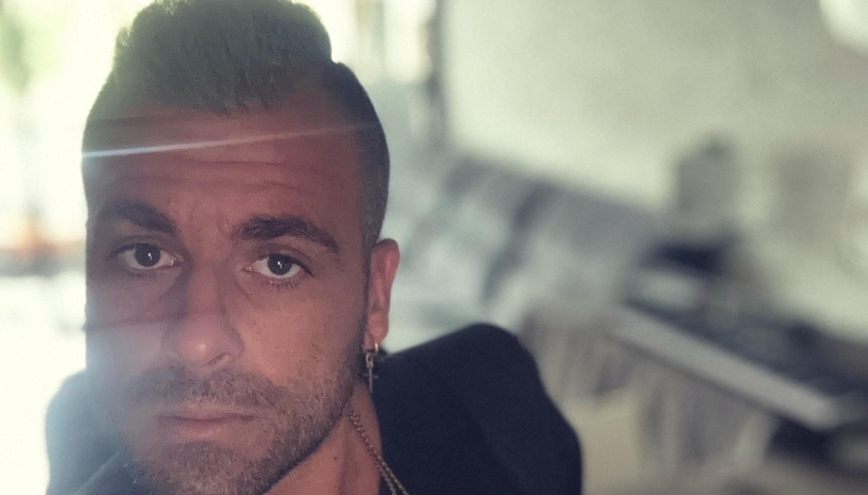 Dj Michele Noschese morto a Ibiza, le accuse alla polizia intervenuta in casa per la festa: "Godzi picchiato"