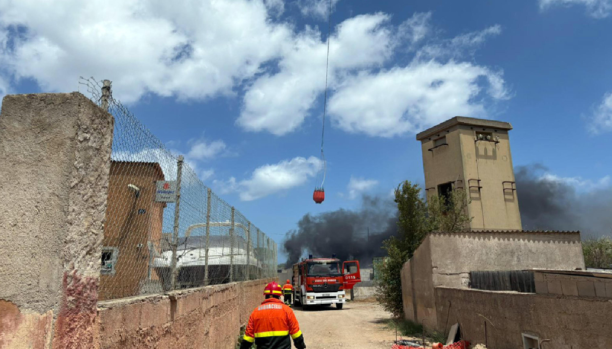 Incendio a La Maddalena, fiamme minacciano le case: persone salvate via mare, anche un disabile in carrozzina