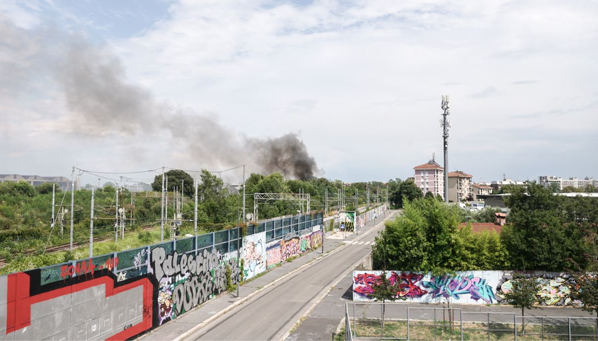 Incendio a Milano in un campo nomadi di zona Ortomercato a Calvairate, alta colonna di fumo nero sulla città Incendio a Milano in un campo nomadi di zona Ortomercato a Calvairate, alta colonna di fumo nero sulla città