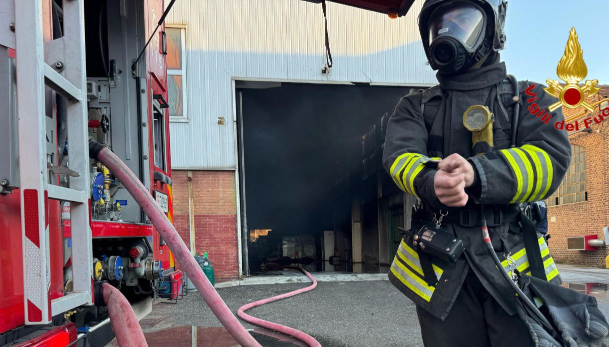 Incendio a Modugno vicino Bari, capannone in fiamme e colonna di fumo che invade la città: disagi al traffico Incendio a Modugno vicino Bari, capannone in fiamme e colonna di fumo che invade la città: disagi al traffico