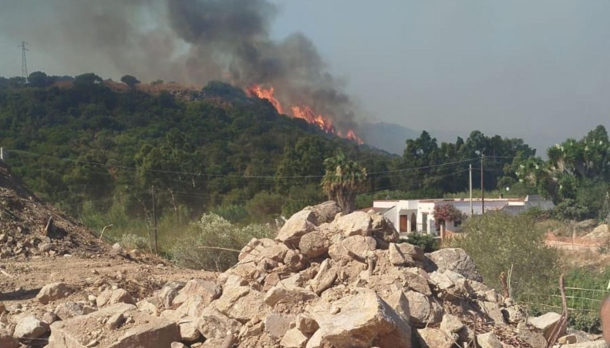 Paura per il maxi incendio a Orosei, fiamme minacciano resort e case: soccorsi ed evacuazioni