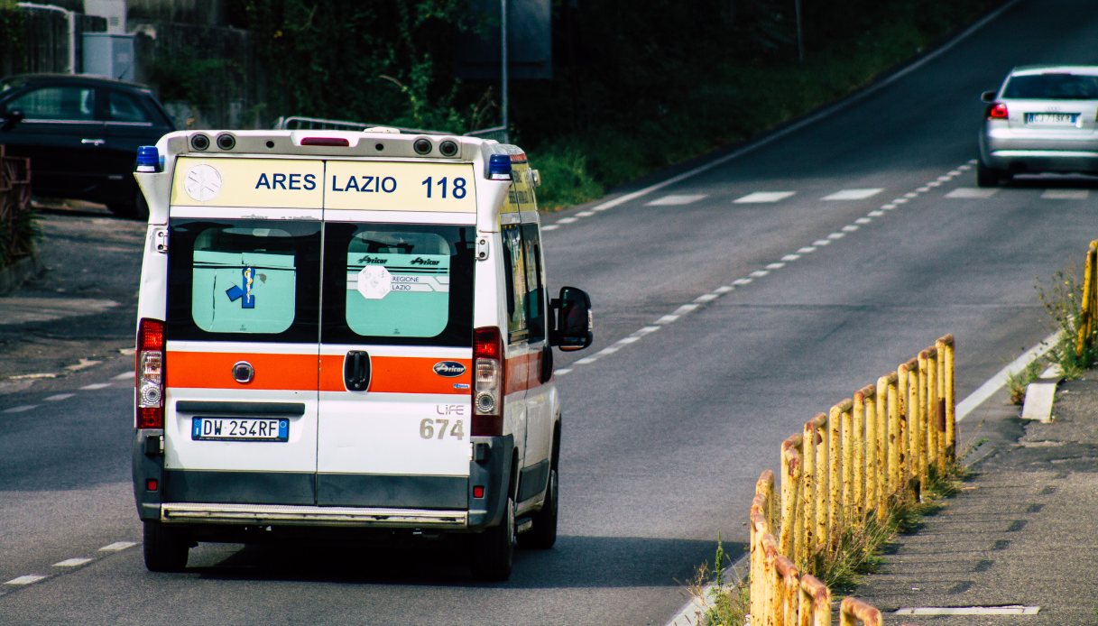 Incidente tra auto e van sulla Statale a Mola di Bari, dramma dopo matrimonio: morta donna incinta, 5 feriti Incidente tra auto e van sulla Statale a Mola di Bari, dramma dopo matrimonio: morta donna incinta, 5 feriti