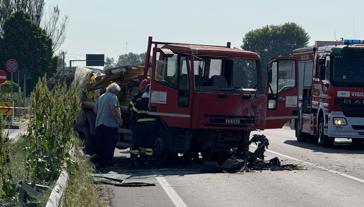 Incidente in tangenziale, ragazza muore carbonizzata a Modena: si era schiantata contro un albero Incidente in tangenziale, ragazza muore carbonizzata a Modena: si era schiantata contro un albero