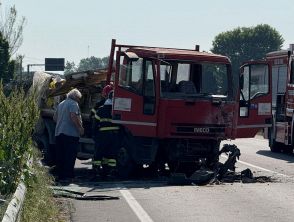 Incidente in tangenziale, ragazza muore carbonizzata a Modena: si era schiantata contro un albero