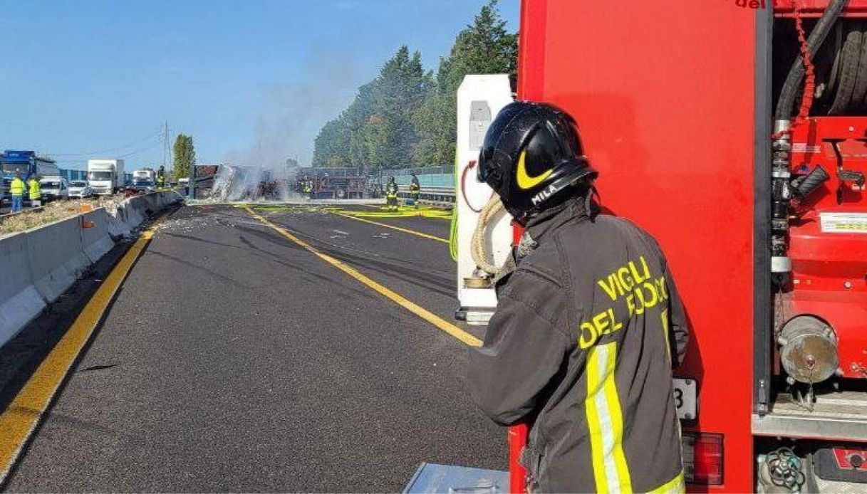 https://wips.plug.it/cips/notizie.virgilio.it/cms/2025/07/incidente-sulla-a14.jpg