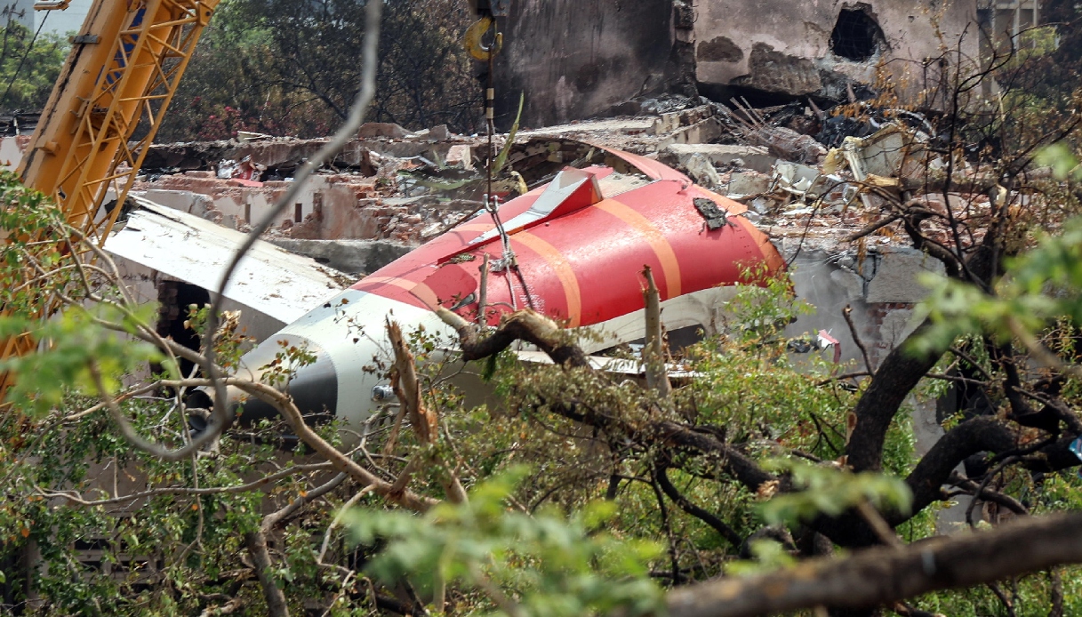 Disastro aereo Air India, la denuncia choc del figlio di una delle vittime per "i corpi sbagliati" nelle bare