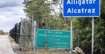 italiani-migranti-alligator-alcatraz-trump