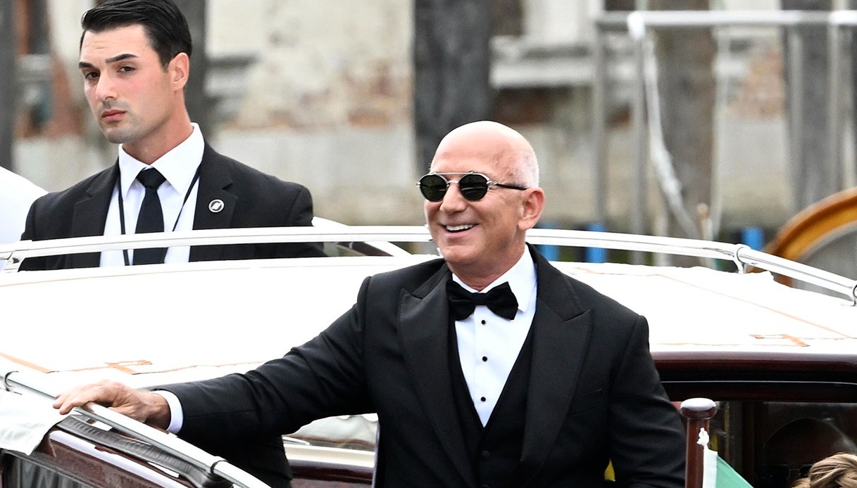 Jeff Bezos sul motoscafo