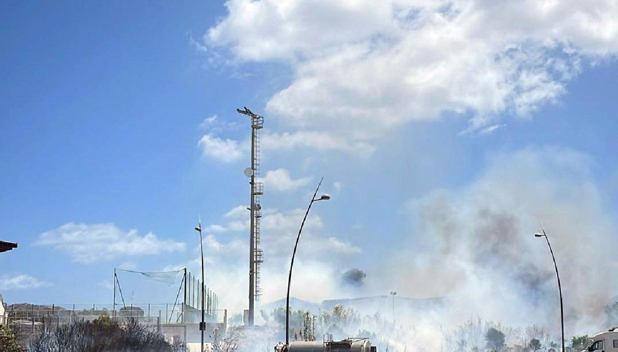 Incendio a La Maddalena, fiamme minacciano le case: persone salvate via mare, anche un disabile in carrozzina Incendio a La Maddalena, fiamme minacciano le case: persone salvate via mare, anche un disabile in carrozzina