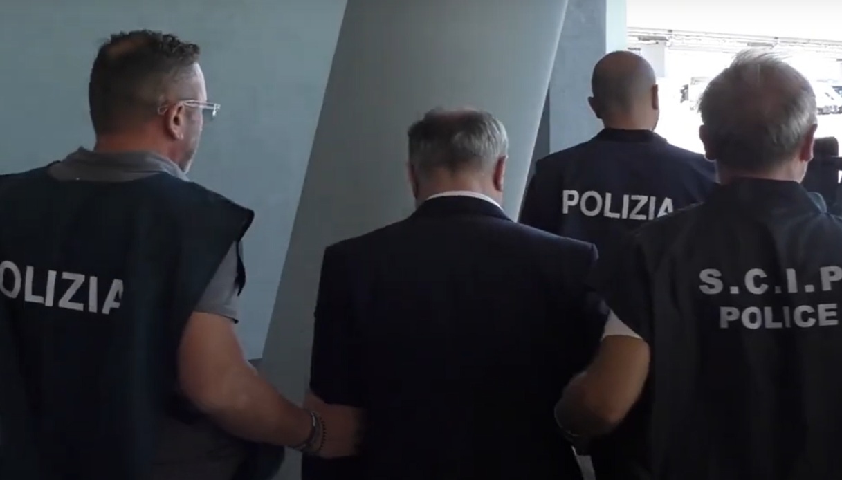 Latitante estradato in Italia dopo 20 anni di fuga in giro per il mondo, aveva simulato la sua morte Latitante estradato in Italia dopo 20 anni di fuga in giro per il mondo, aveva simulato la sua morte