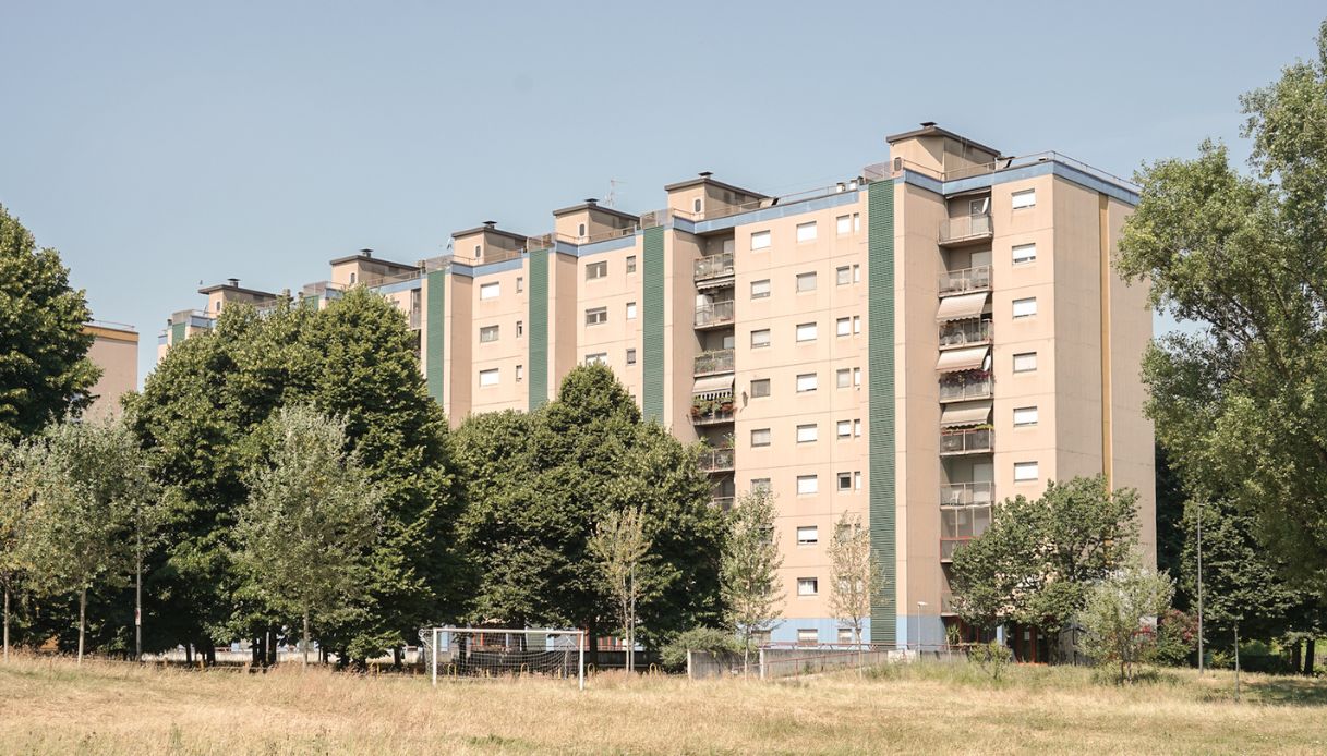 Allarme legionella a Milano, la paura tra le case popolari dopo la morte sospetta e i contagiati Allarme legionella a Milano, la paura tra le case popolari dopo la morte sospetta e i contagiati