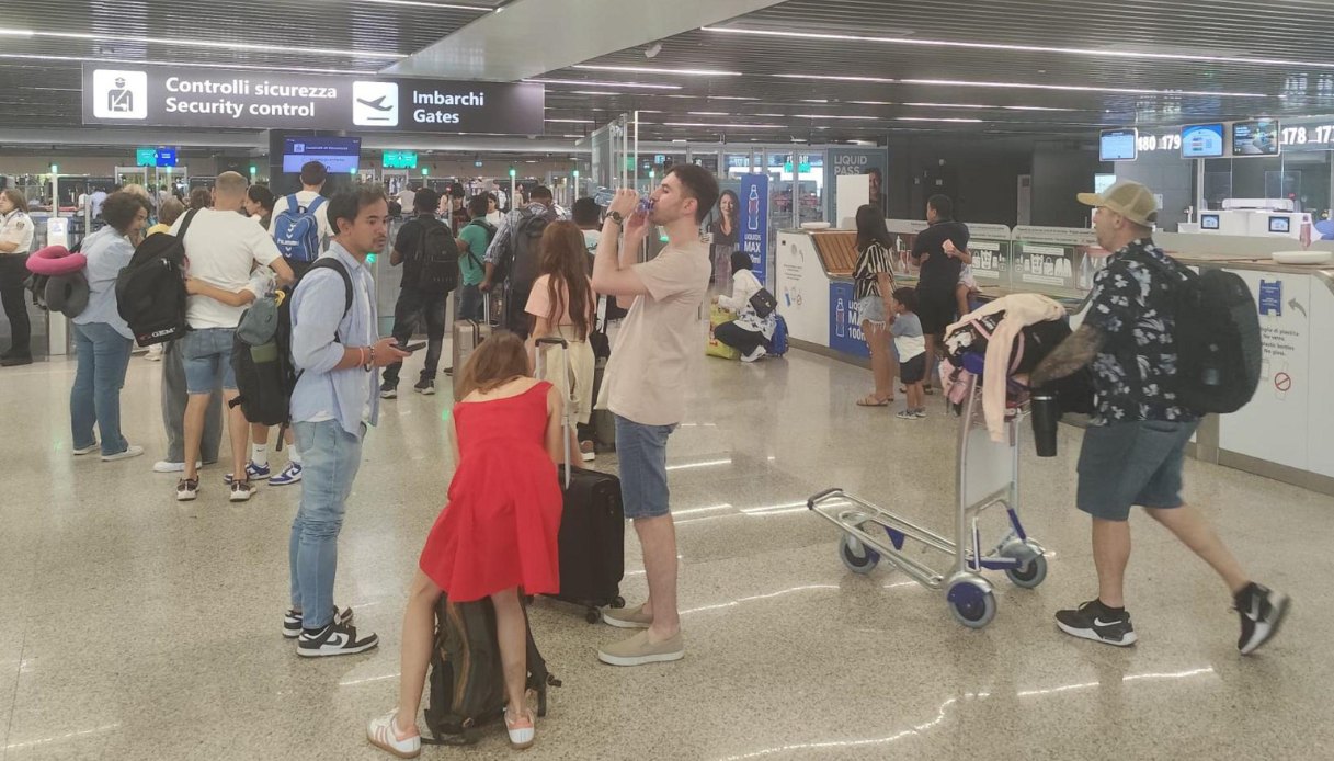 https://wips.plug.it/cips/notizie.virgilio.it/cms/2025/07/liquidi-bagaglio-a-mano-aereo.jpg