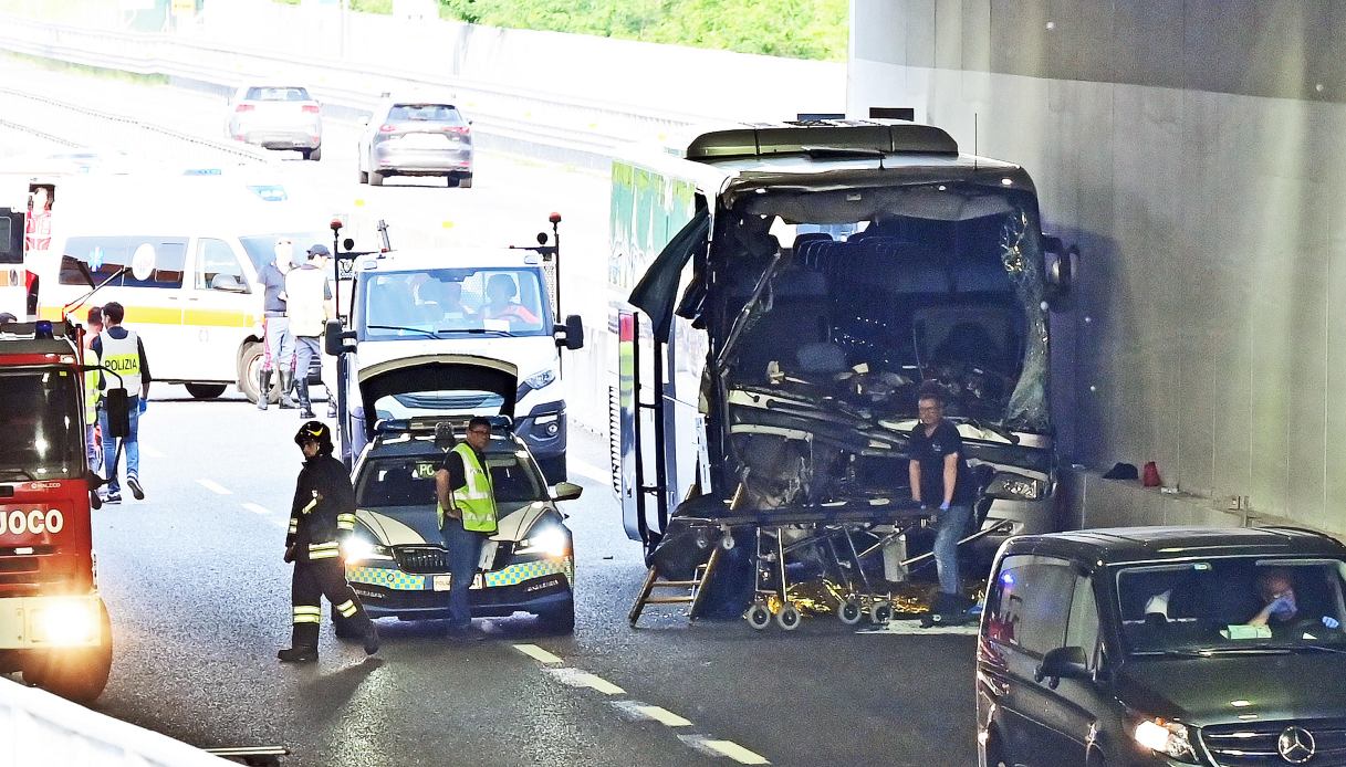 Incidente al pullman di studenti a Lomazzo e maestra morta, arrestato autista che guidava col telefono in mano Incidente al pullman di studenti a Lomazzo e maestra morta, arrestato autista che guidava col telefono in mano