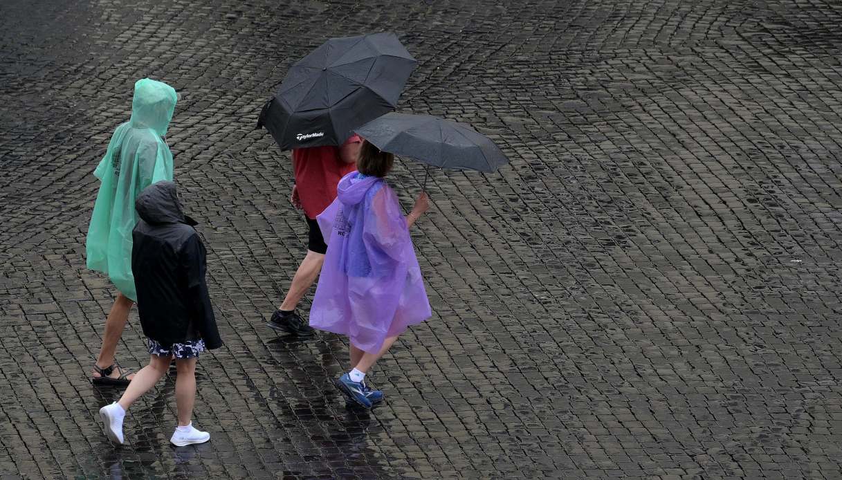 Maltempo in arrivo con forti temporali e grandinate, allerta meteo in 12 regioni e temperature in calo Maltempo in arrivo con forti temporali e grandinate, allerta meteo in 12 regioni e temperature in calo