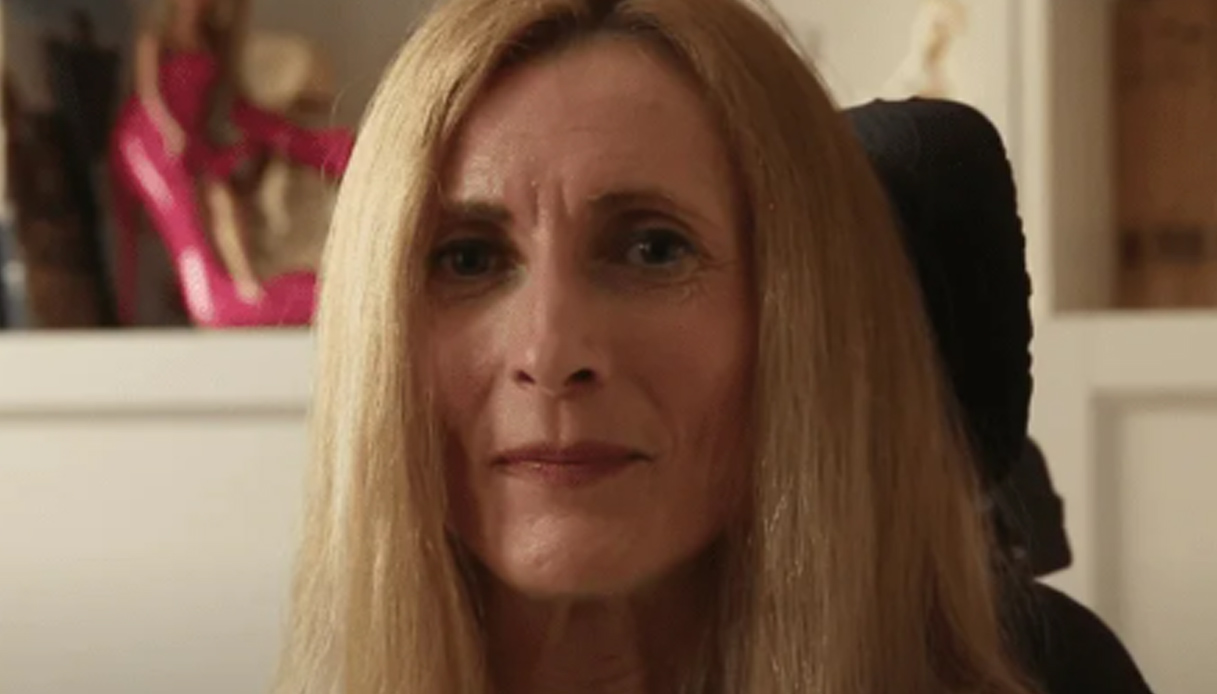 https://wips.plug.it/cips/notizie.virgilio.it/cms/2025/07/martina-oppelli-suicidio-assistito-sclerosi-multipla.jpg