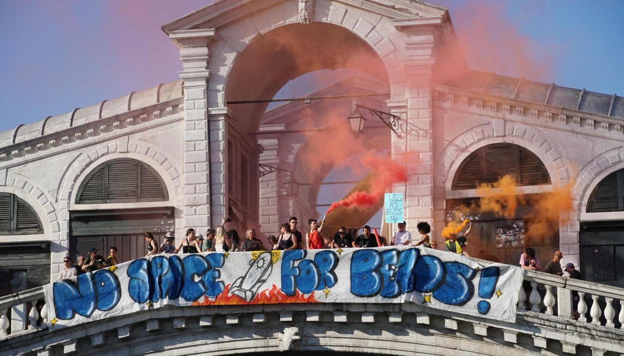 matrimonio-jeff-bezos-venezia-proteste