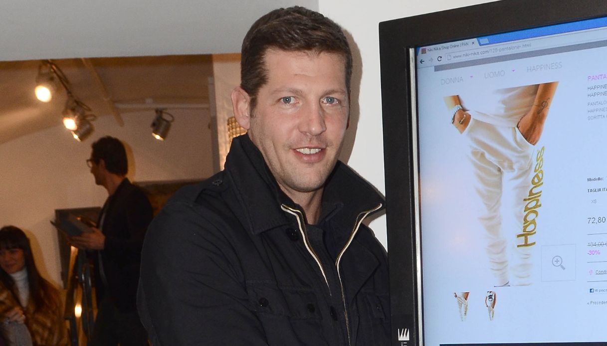 https://wips.plug.it/cips/notizie.virgilio.it/cms/2025/07/matteo-materazzi-sla-sedia-a-rotelle-moglie.jpg