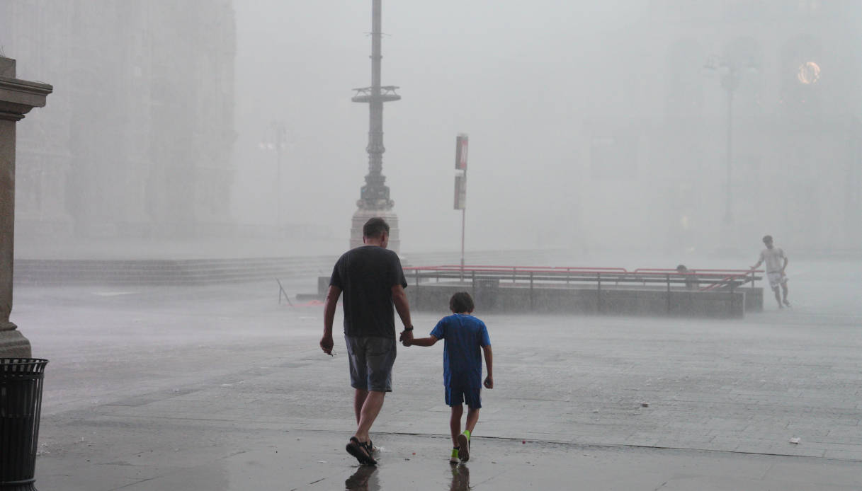 Allerta meteo a Milano e in Lombardia con danni e una donna morta schiacciata da un albero: le immagini Allerta meteo a Milano e in Lombardia con danni e una donna morta schiacciata da un albero: le immagini