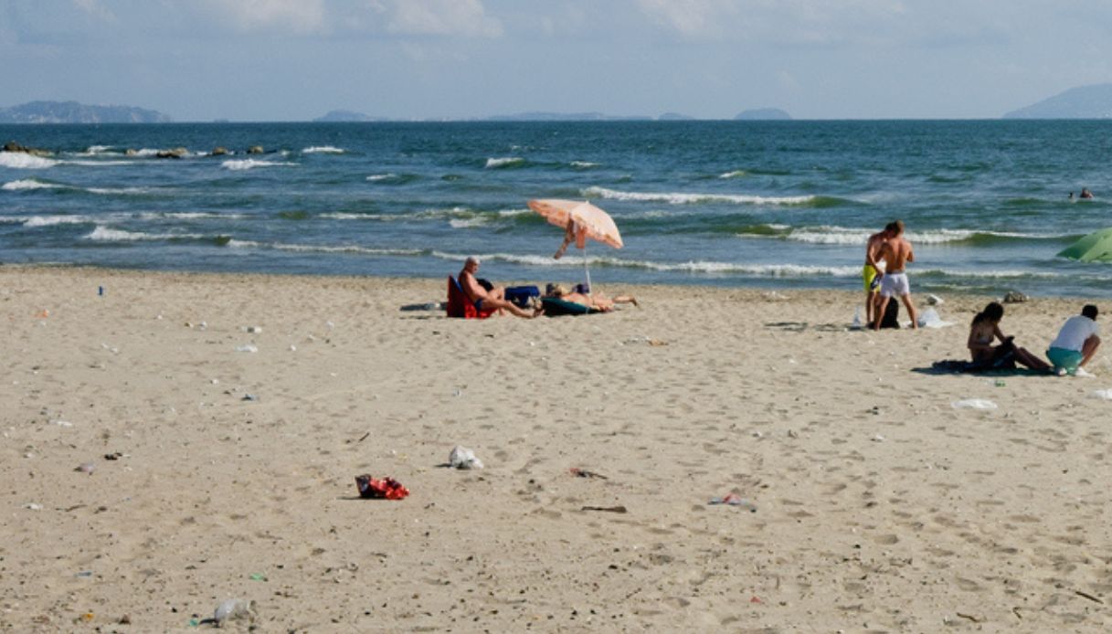 Scava una buca a Montalto di Castro e viene sepolto dalla sabbia, 17enne morto in spiaggia davanti ai fratelli Scava una buca a Montalto di Castro e viene sepolto dalla sabbia, 17enne morto in spiaggia davanti ai fratelli