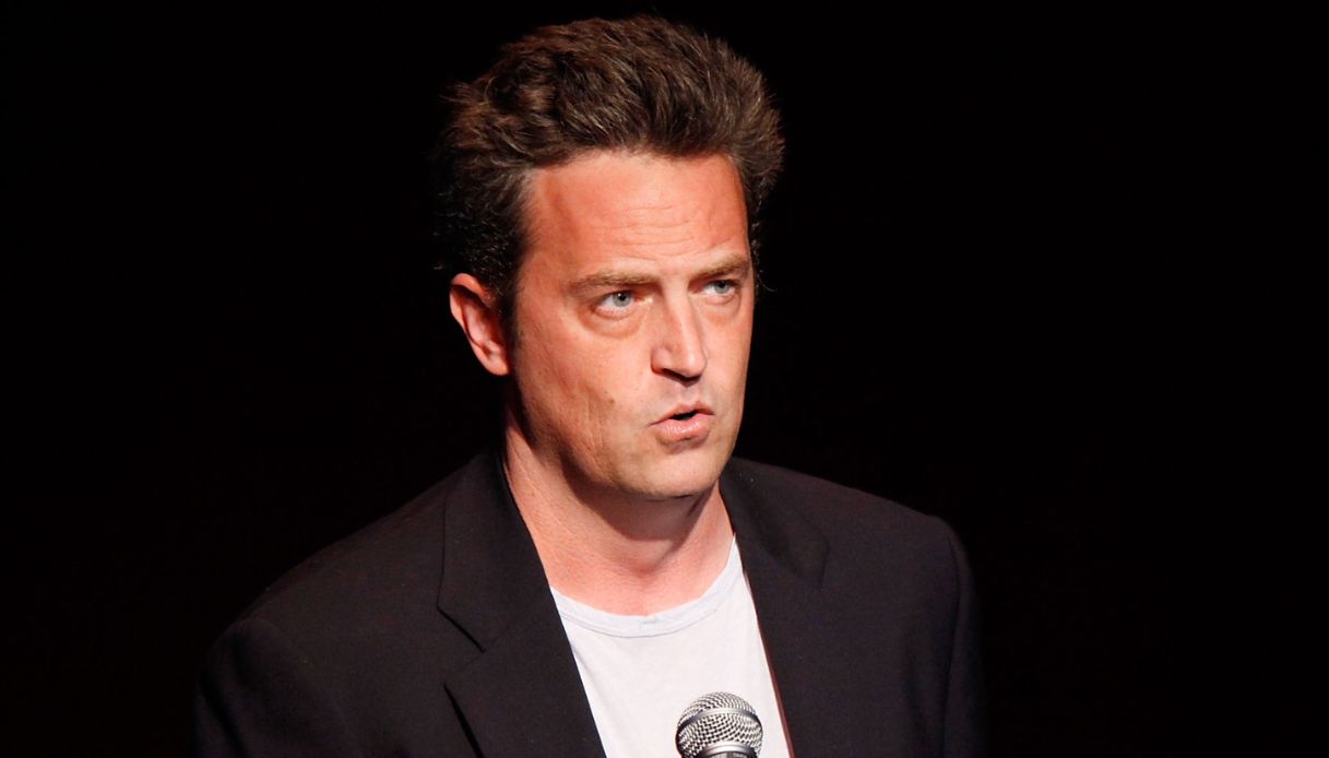 https://wips.plug.it/cips/notizie.virgilio.it/cms/2025/07/morte-matthew-perry-salvador-plasencia.jpg