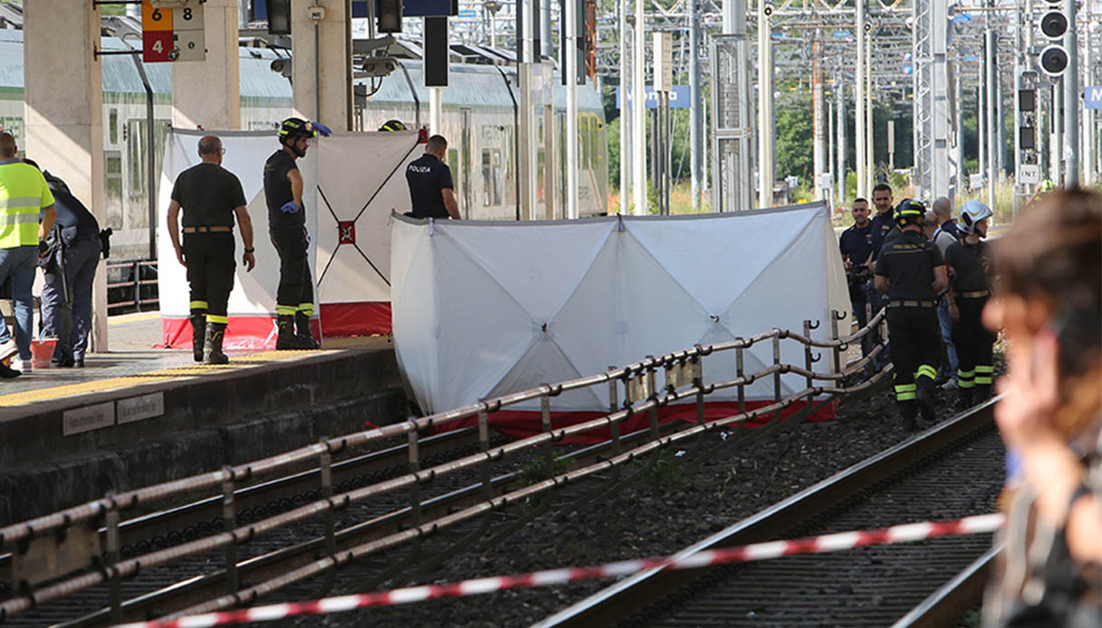 Uomo morto investito dal treno a Monza, travolto sui binari della stazione: sotto choc un testimone