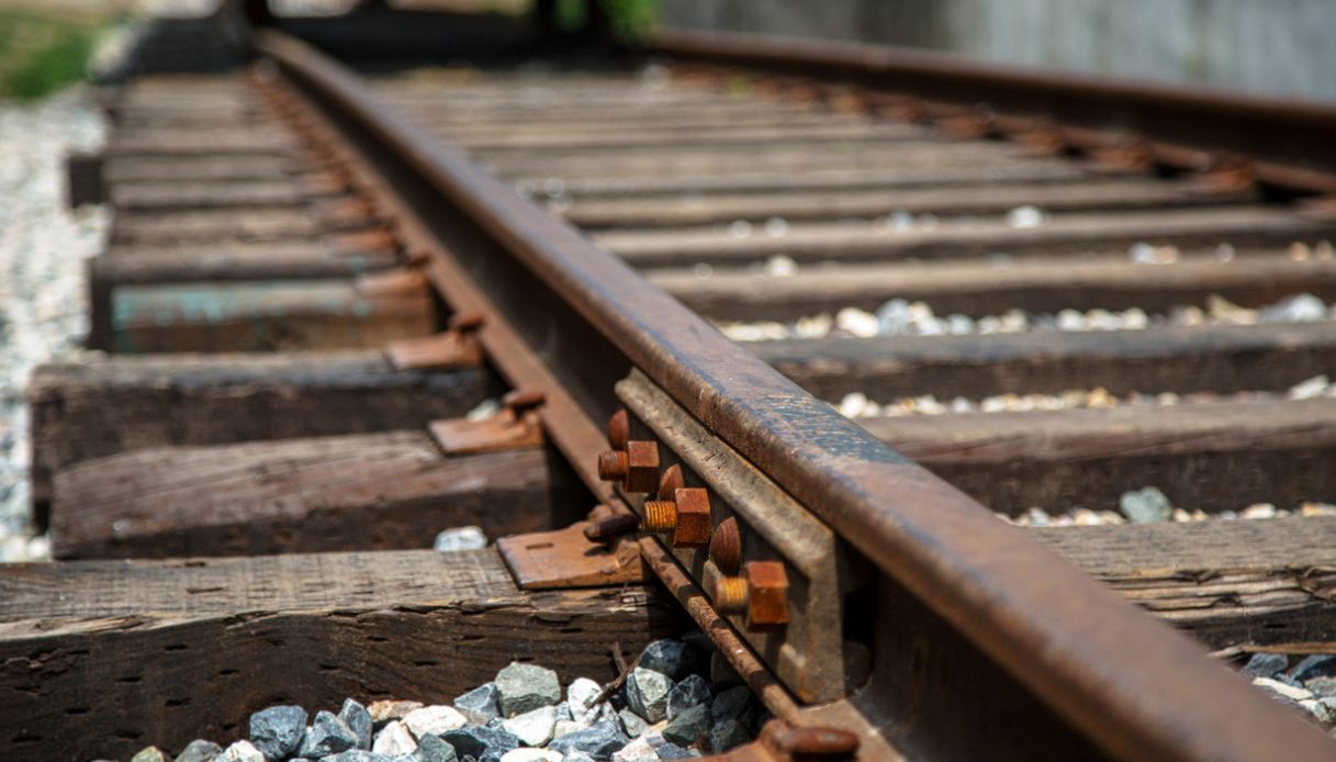Morto investito dal treno a Ponte Lambro vicino Como, ipotesi suicidio: ritardi e cancellazioni verso Milano Morto investito dal treno a Ponte Lambro vicino Como, ipotesi suicidio: ritardi e cancellazioni verso Milano