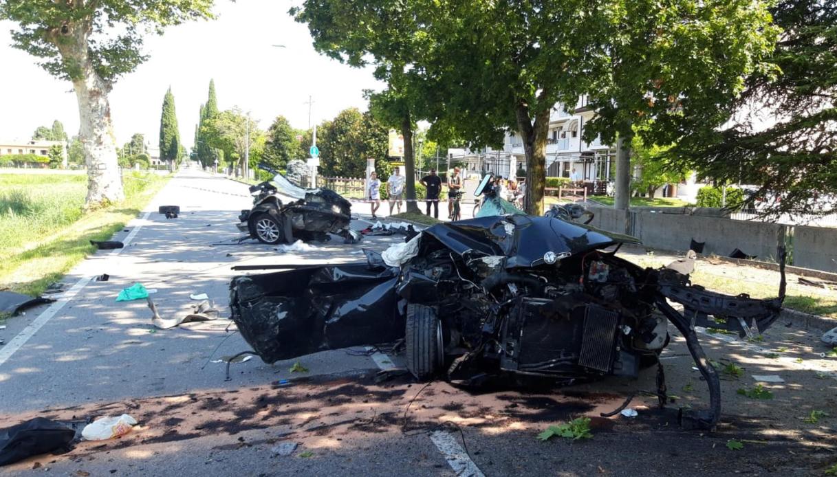 Motta di Livenza, 23enne morto per fuggire dai carabinieri: auto spezzata in due nello schianto con gli alberi