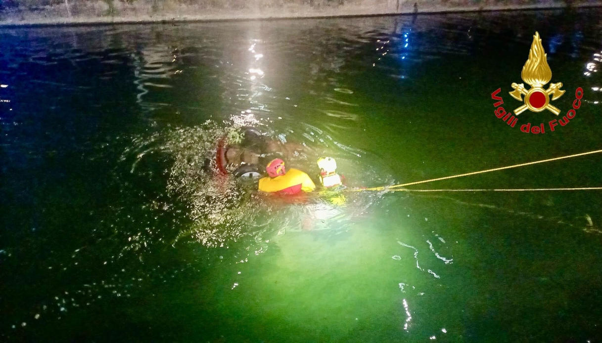Esce di strada e finisce nel Naviglio a Corsico vicino Milano, 24enne muore dopo una serata con amici Esce di strada e finisce nel Naviglio a Corsico vicino Milano, 24enne muore dopo una serata con amici