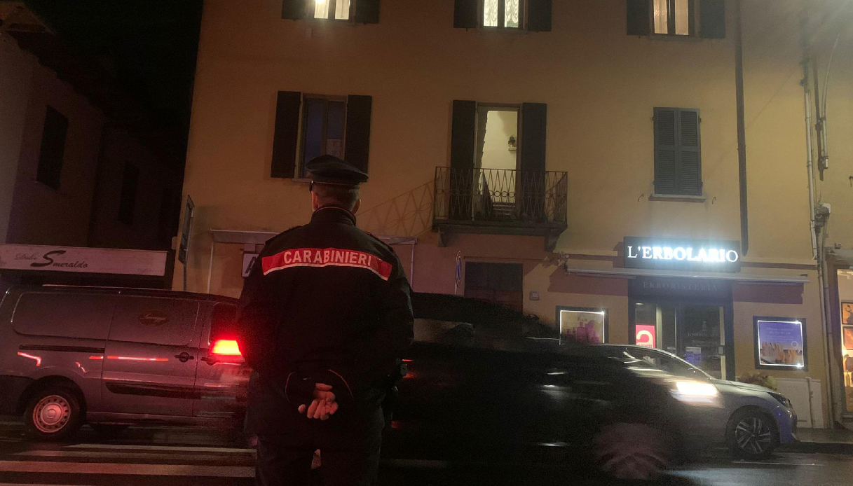 Omicidio a Luino, 57enne svizzero accoltellato in casa: fermato dai carabinieri il figlio di 25enne Omicidio a Luino, 57enne svizzero accoltellato in casa: fermato dai carabinieri il figlio di 25enne