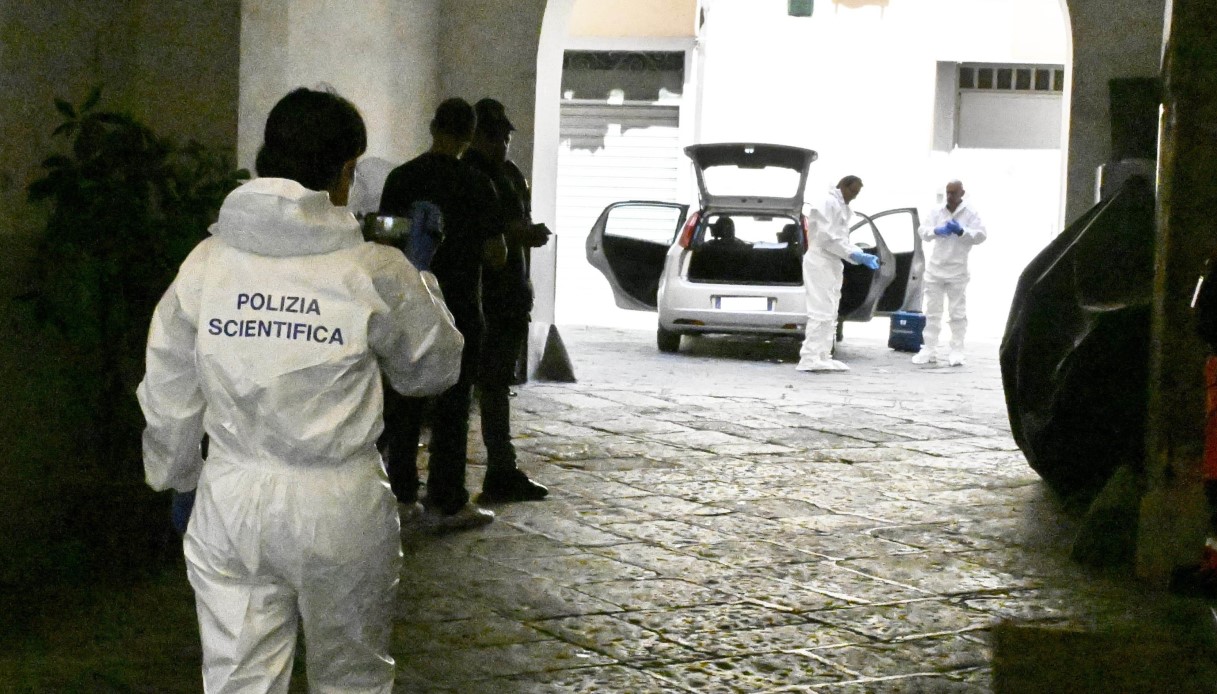 Possibile omicidio   suicidio a Napoli, due uomini trovati morti in casa ai Quartieri Spagnoli