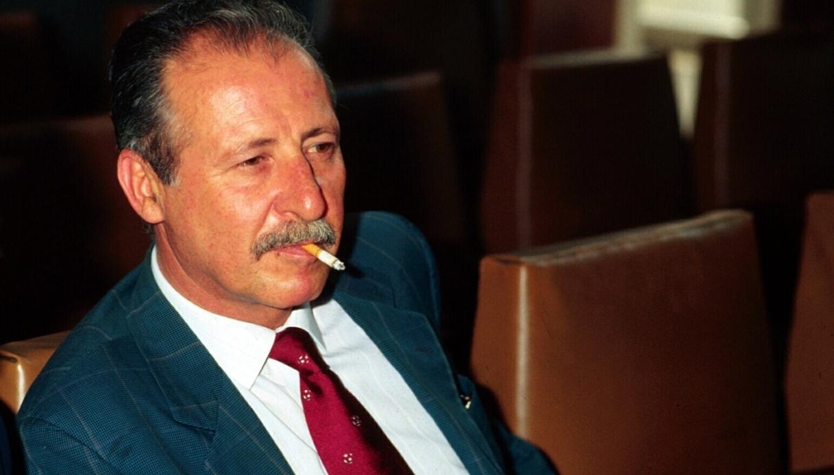 https://wips.plug.it/cips/notizie.virgilio.it/cms/2025/07/paolo-borsellino.jpg