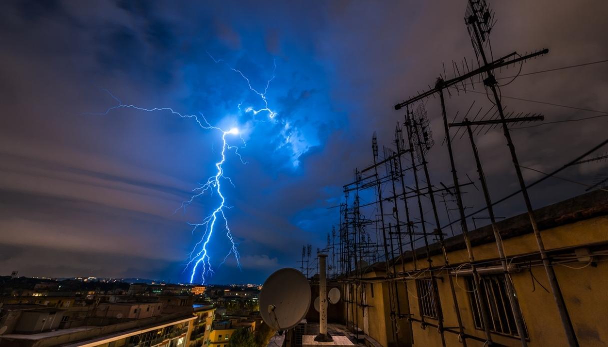Consigli di Giuliacci per evitare pericoli coi fulmini durante il temporale, dall Consigli di Giuliacci per evitare pericoli coi fulmini durante il temporale, dall