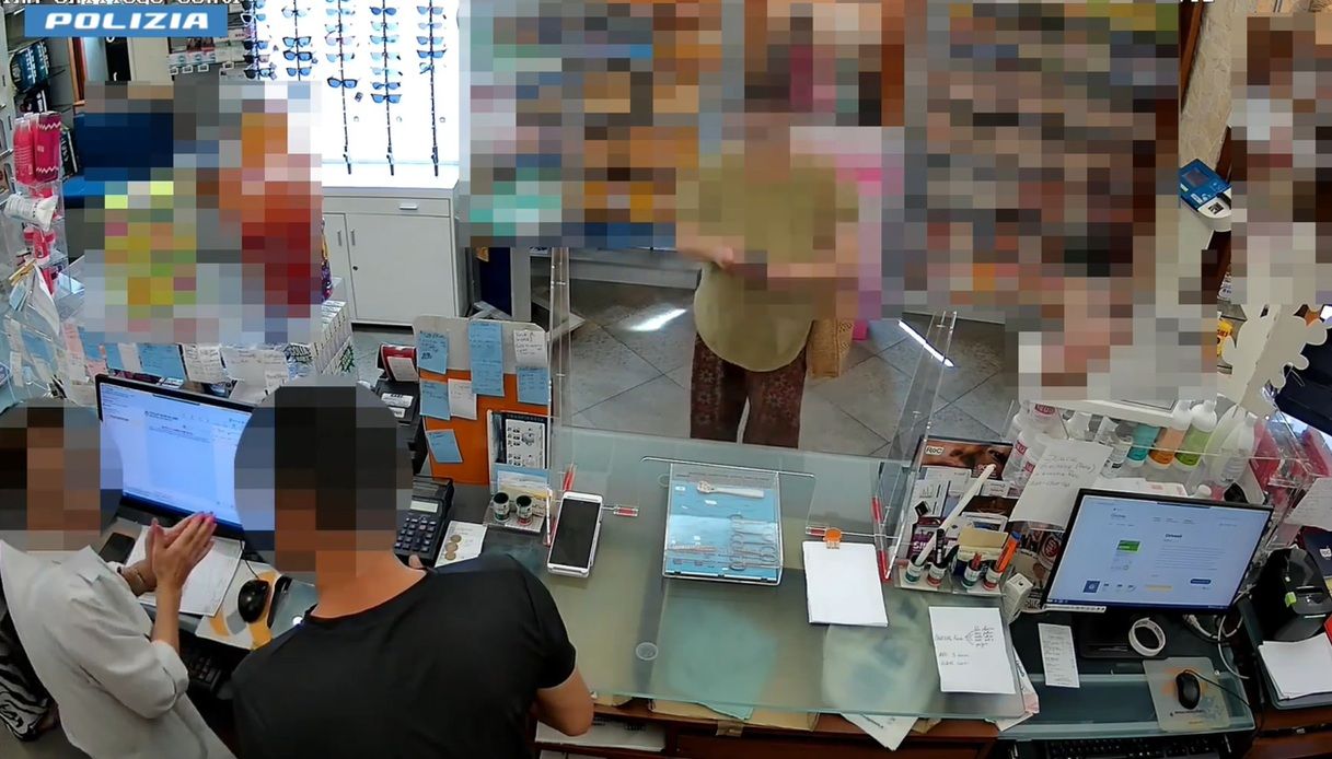 Farmacista aggredita a Catania in pieno giorno, il video della rapina: arrestato 44enne Farmacista aggredita a Catania in pieno giorno, il video della rapina: arrestato 44enne