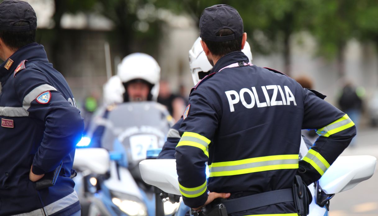 Inseguimento tra polizia e ladri di moto in centro a Palermo, abitanti in strada per ostacolare gli agenti Inseguimento tra polizia e ladri di moto in centro a Palermo, abitanti in strada per ostacolare gli agenti