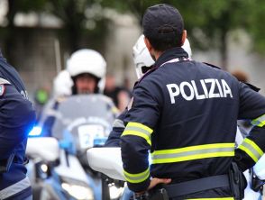 Inseguimento tra polizia e ladri di moto in centro a Palermo, abitanti in strada per ostacolare gli agenti