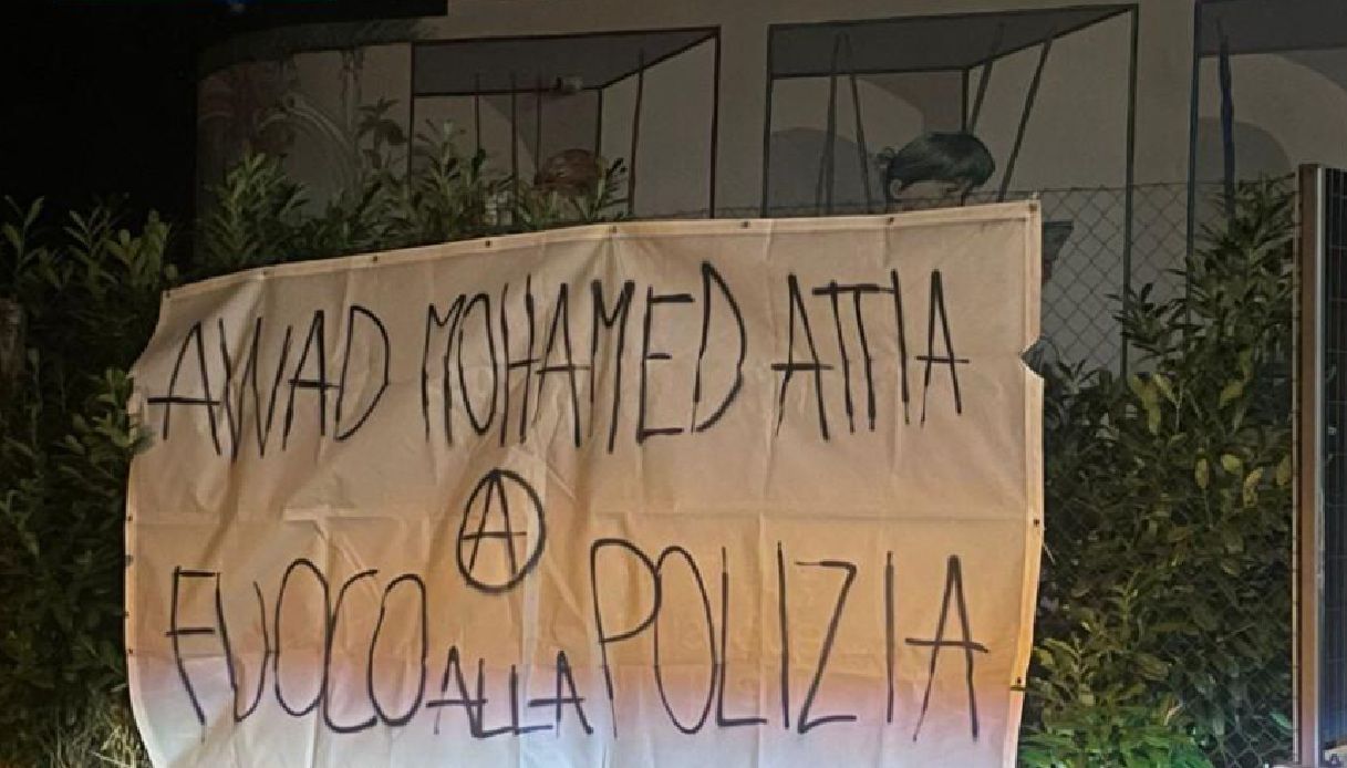 https://wips.plug.it/cips/notizie.virgilio.it/cms/2025/07/polizia-striscione.jpg