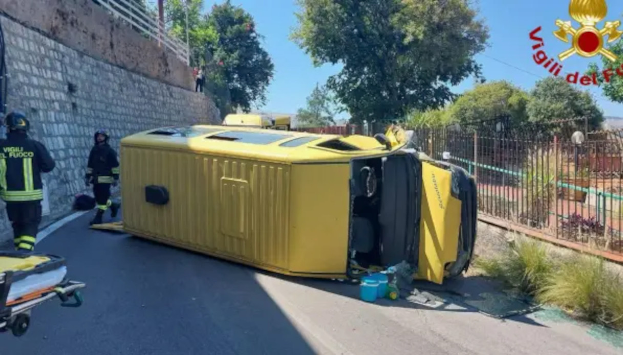 Pulmino carico di bambini si ribalta a Palermo, 7 feriti tra cui 5 minori: alcuni erano rimasti incastrati Pulmino carico di bambini si ribalta a Palermo, 7 feriti tra cui 5 minori: alcuni erano rimasti incastrati