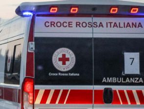 Pulmino esce di strada e precipita nel torrente a Recoaro Terme vicino Vicenza, diversi feriti