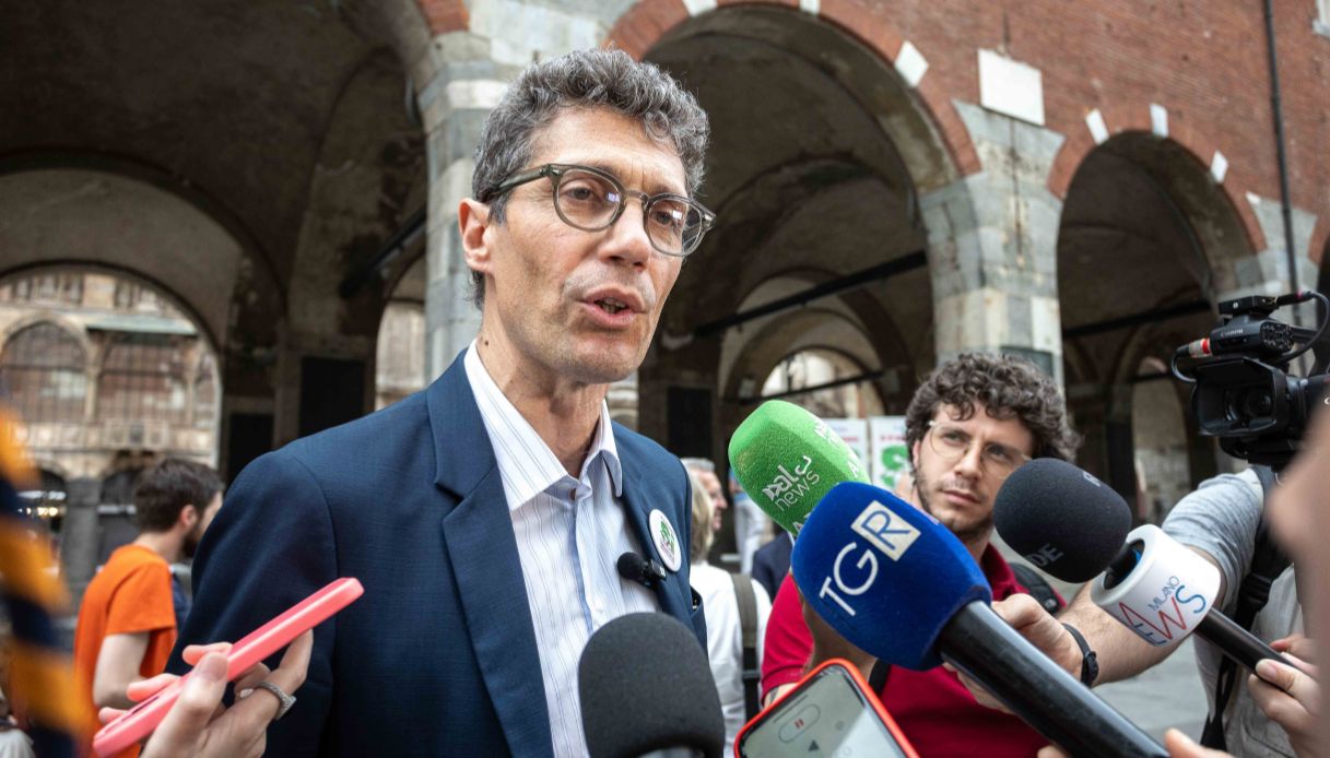 Riccardo Magi Lollobrigida fiore marijuana occhiello video